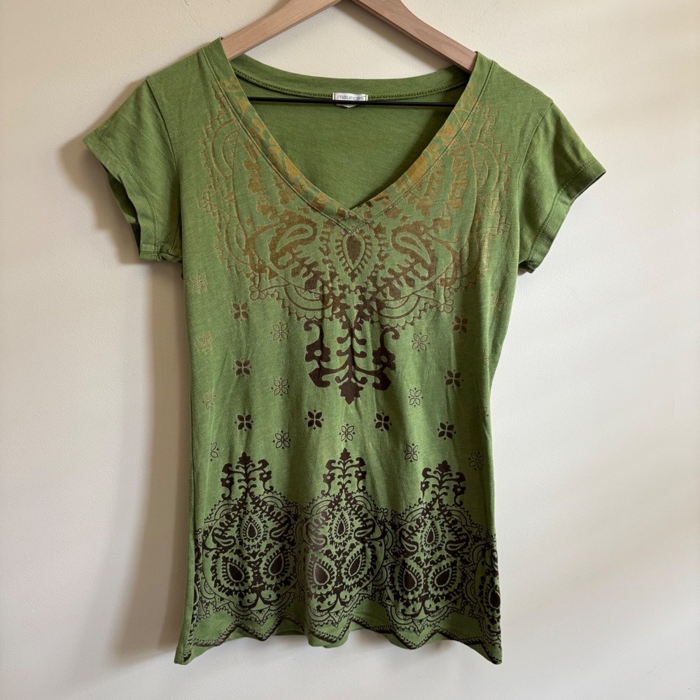 Maurices Womens Green Paisley Graphic V-Neck T-Shirt Size M Boho Short Sleeve